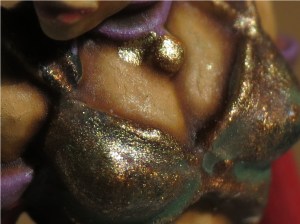 Ahem... close-up of the female warrior mini to show the details. Shot taken with a SX-50 HS camera equipped with a Raynox DCR-250 macro lens.