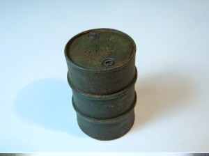 1/35 oil drums with rust closeup.